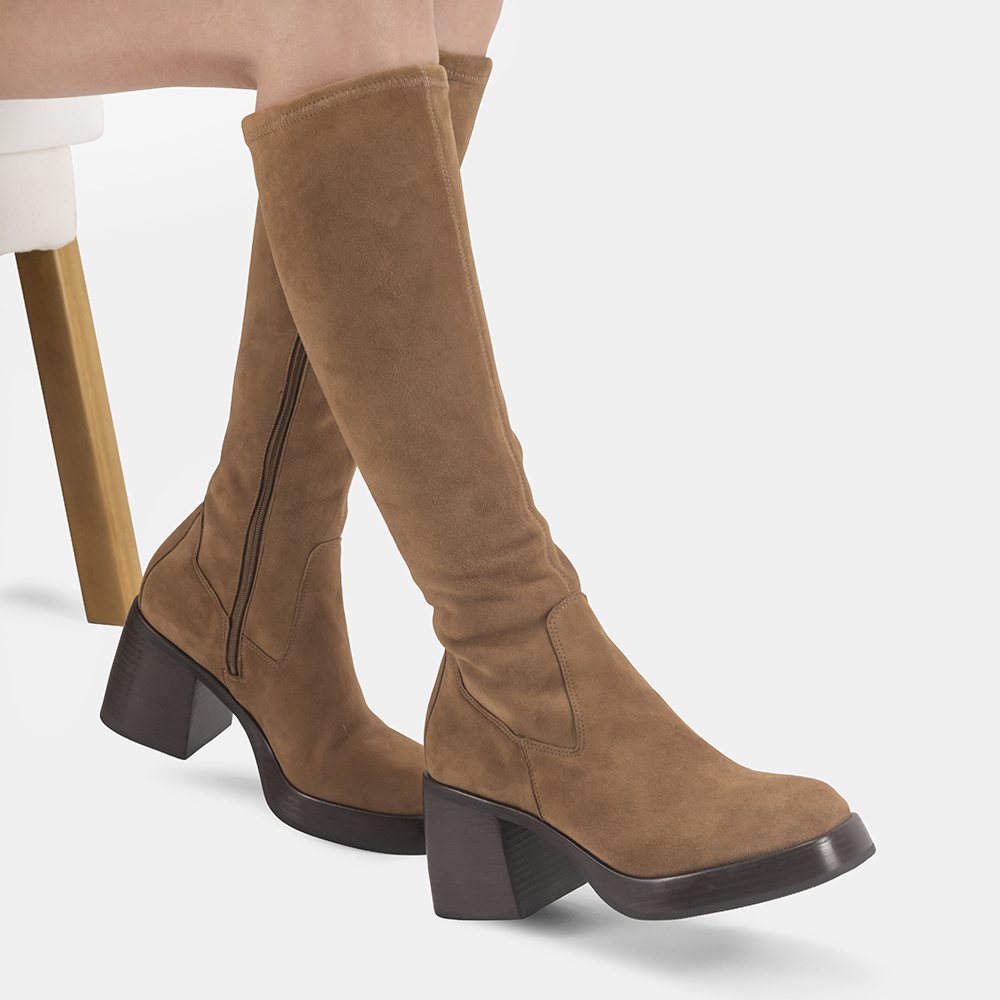 Bota Cano Longo SOS Camurça Stretch Baronesa Caramelo